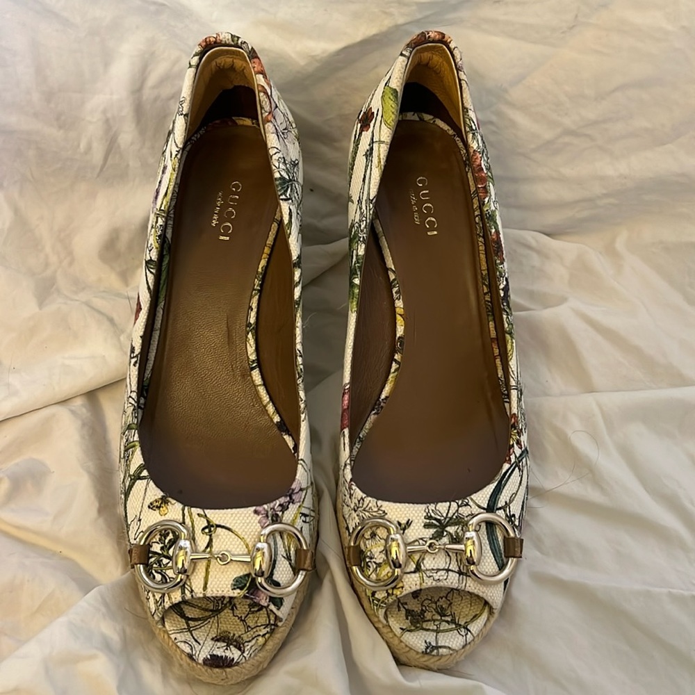 GUCCI Canvas Flora Infinity Horsebit Peep Toe Wedges 38.5/8.5